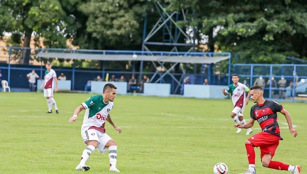 Jogador do Fluminense contra o do Flamengo