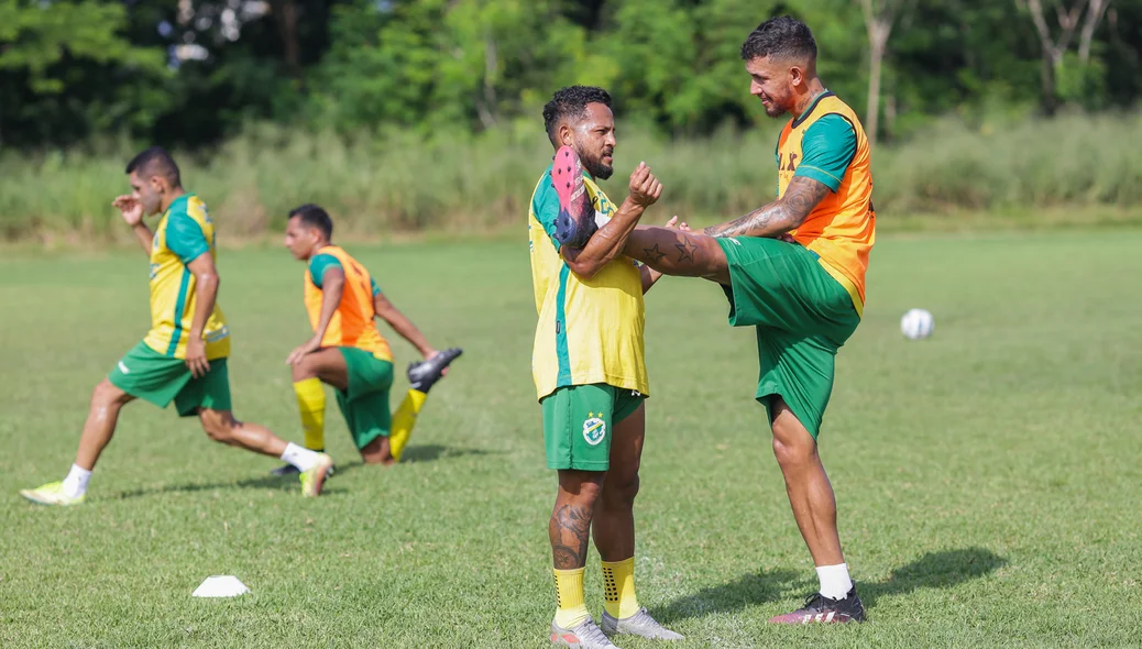 Jogadores no aquecimento
