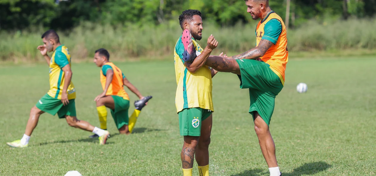Jogadores no aquecimento