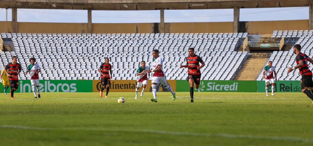 Jogo entre Fluminense do Piauí e Oeste