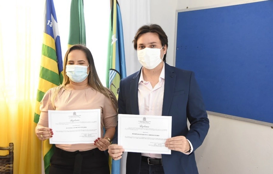 Juciléia Soares ao lado do prefeito Pompilim
