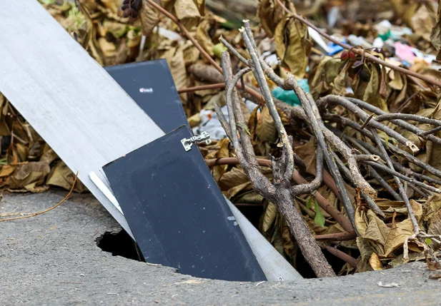 Lixo em rua no bairro Dirceu