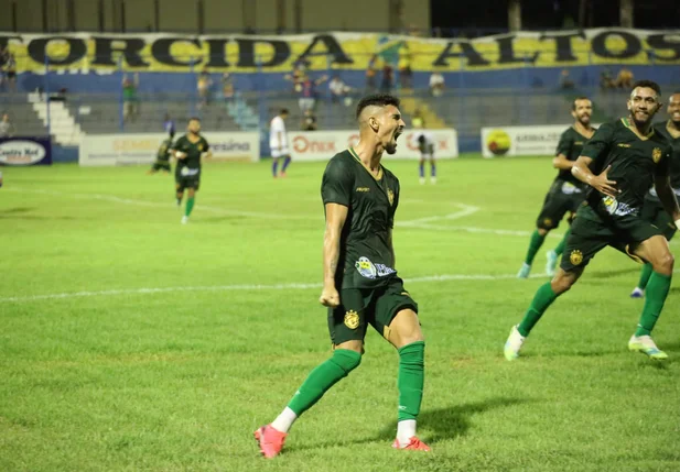 M9 extravasa após marcar o gol da vitória do Jacaré