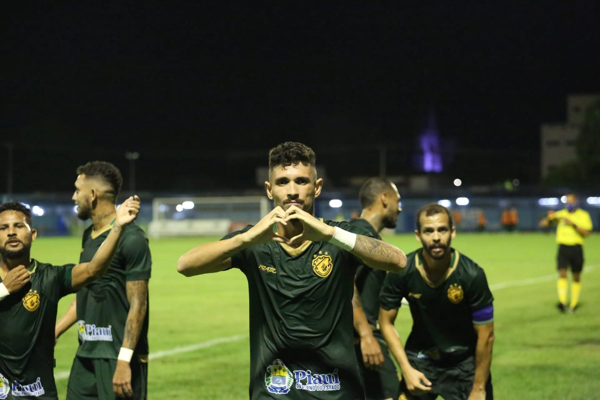 Manoel após o gol da vitória do Altos