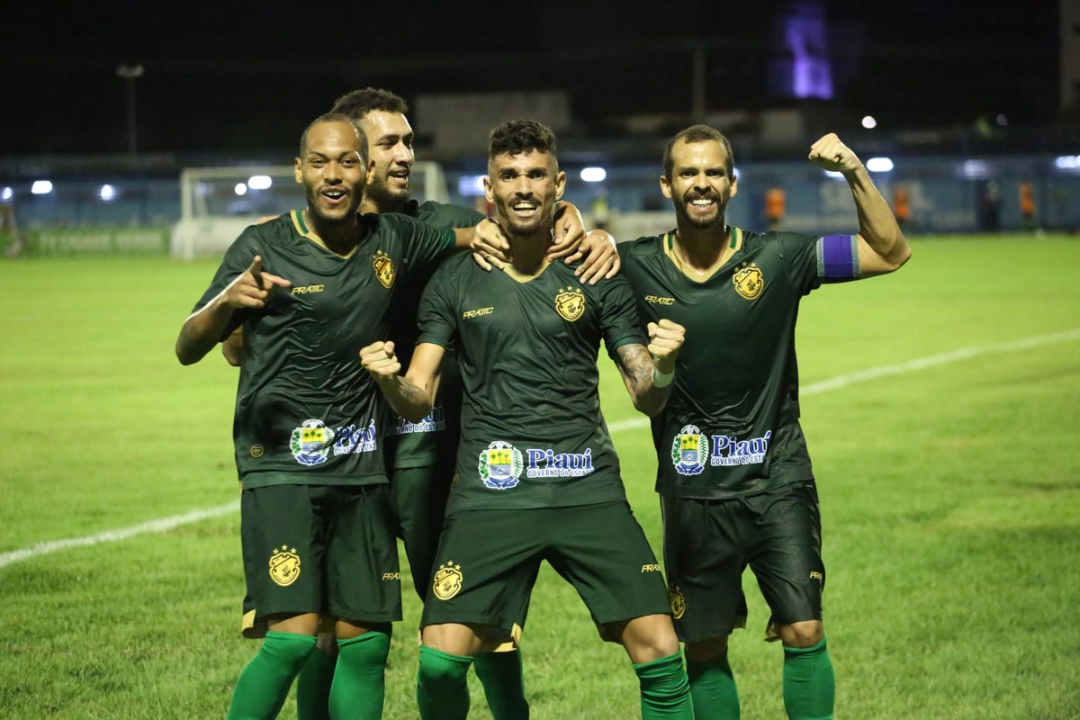Manoel desencantou na temporada e foi o autor do gol alviverde