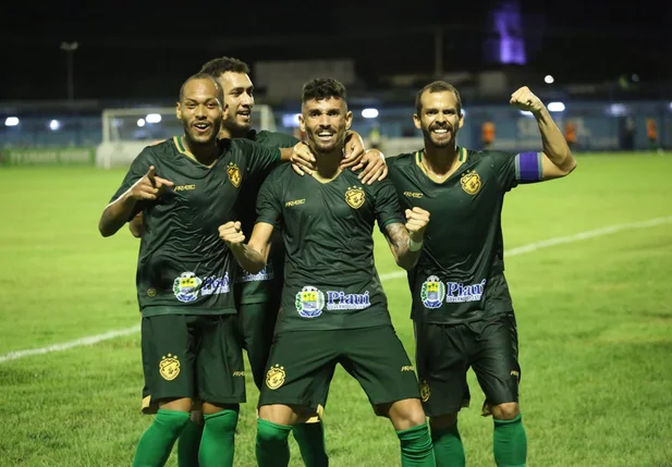 Manoel desencantou na temporada e foi o autor do gol alviverde