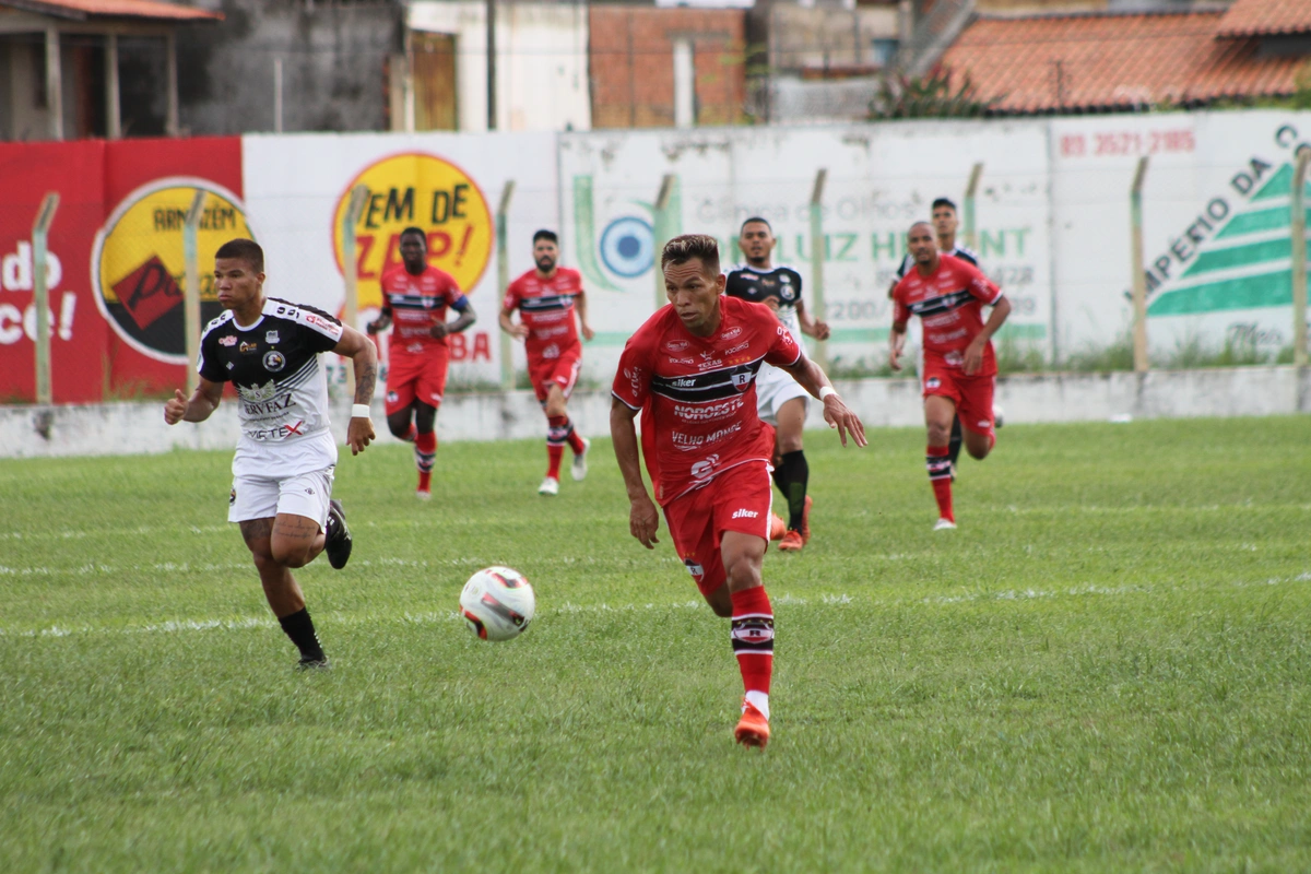Marciano avança pelo meio-campo