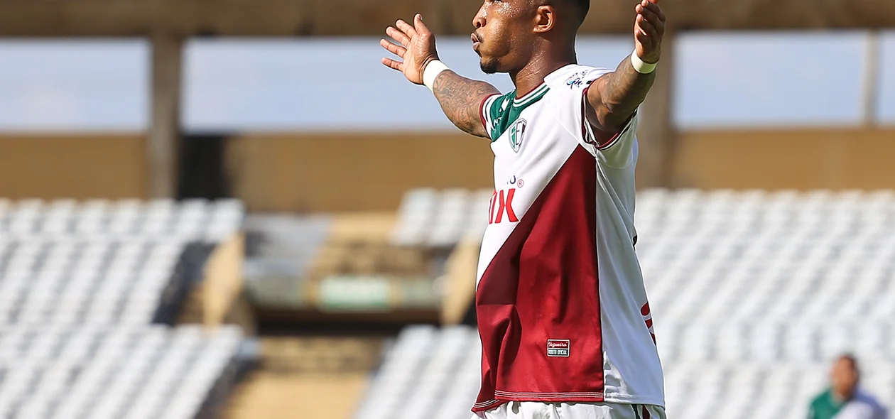 Mário Sérgio comemorando o seu gol