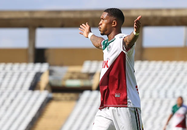 Mário Sérgio comemorando o seu gol