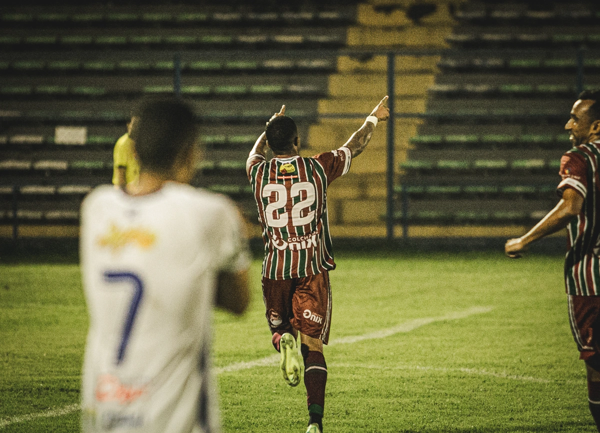 Mário Sérgio vai ao setor de cadeiras do Lindolfo Monteiro e dedica gol a família