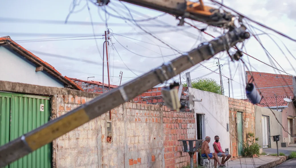 Moradores aguardam até o retorno da energia