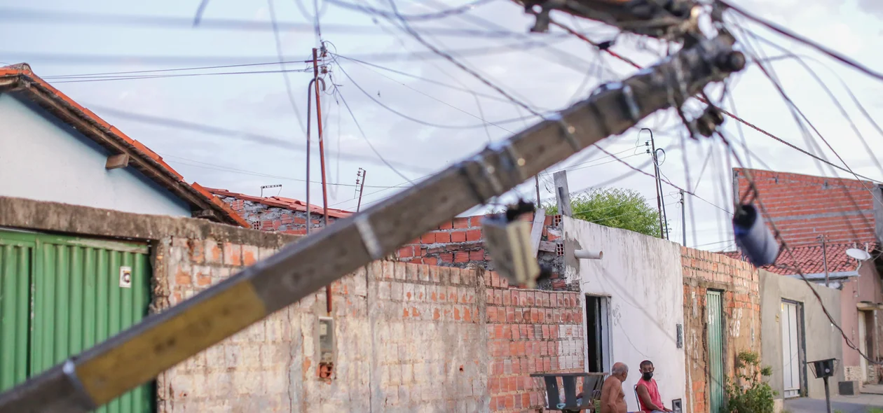 Moradores aguardam até o retorno da energia