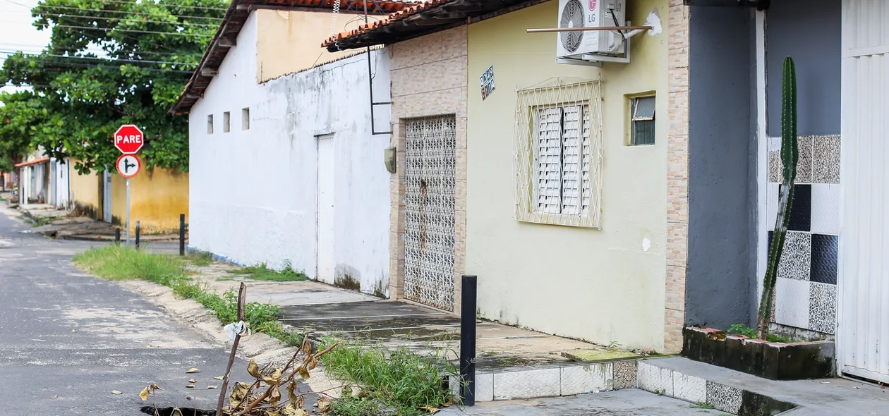Moradores reclamam de buraco no bairro Dirceu