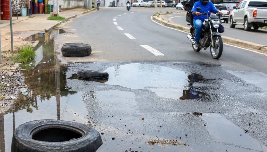 Motociclista tem dificuldade de transitar em avenida