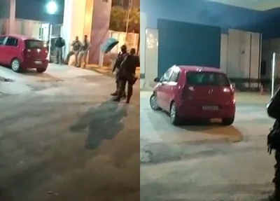 Mulher está sendo feita refém dentro de carro vermelho