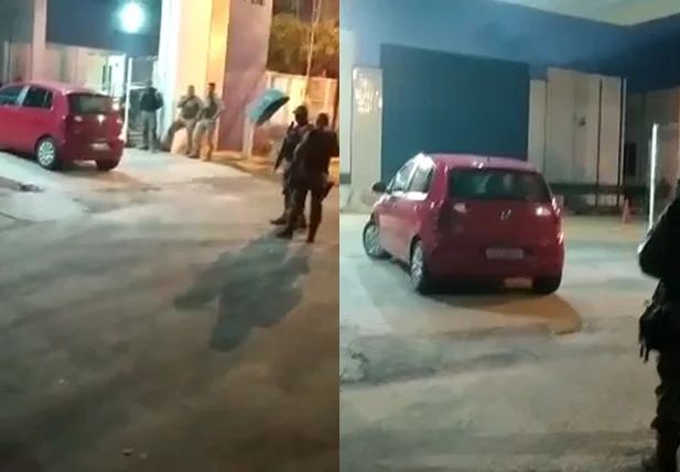Mulher está sendo feita refém dentro de carro vermelho