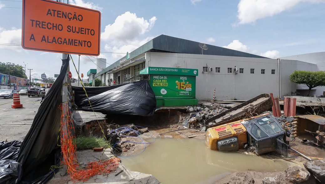 O asfalto cedeu na Avenida Homero Castelo Branco