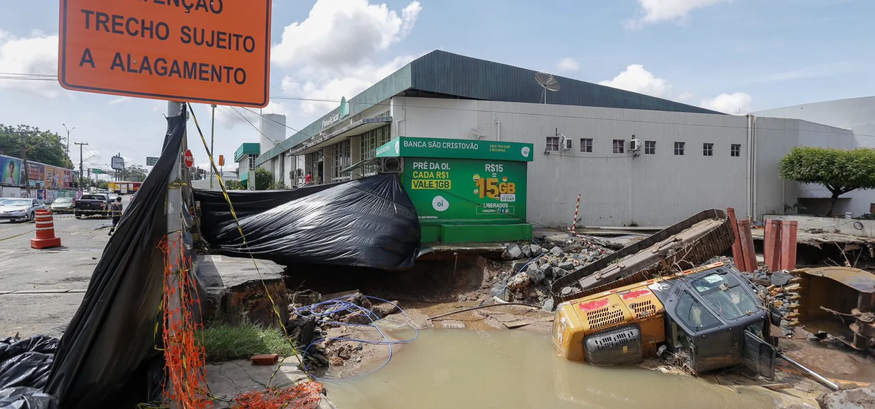 O asfalto cedeu na Avenida Homero Castelo Branco