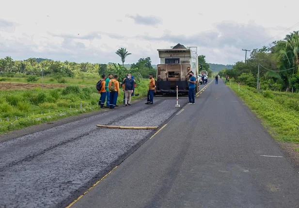 Obra de recapeamento asfáltico na PI 112