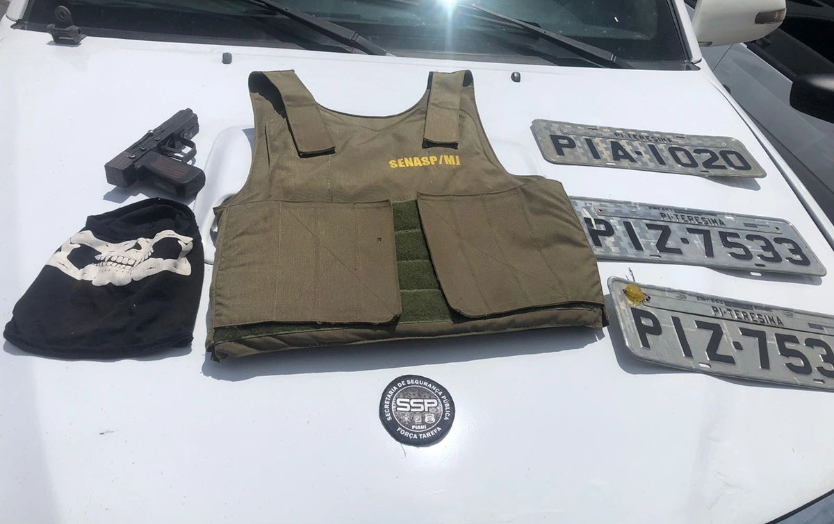 Os policiais apreenderam um colete que estava com o criminoso