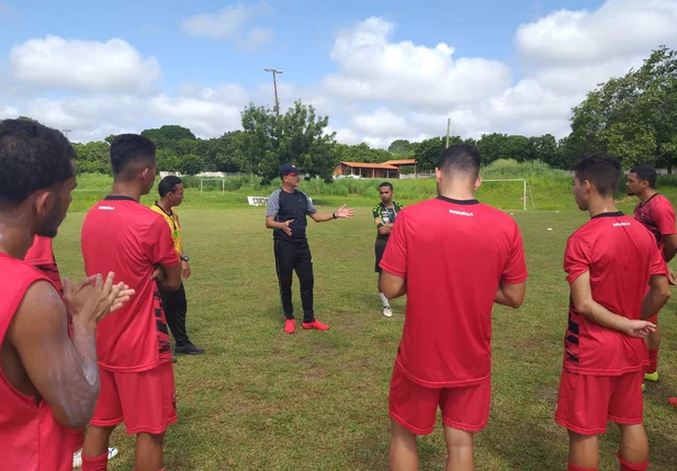 Paulo Jr. comandou treino fracionado nesta terça-feira (8), na Toca do Rato