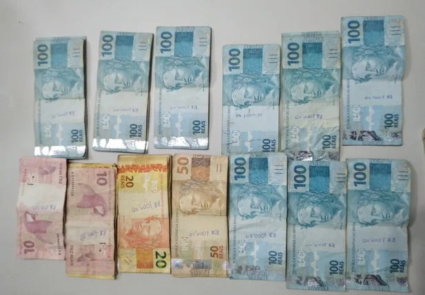 PM apreende pistola e R$ 11 mil em espécie dentro de táxi em Teresina