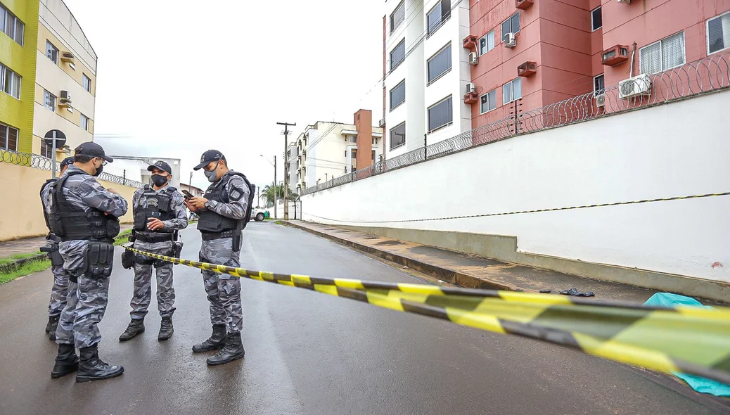 Policiais militares no local do homicídio