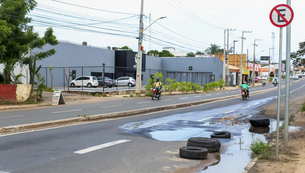 População colocou pneus
