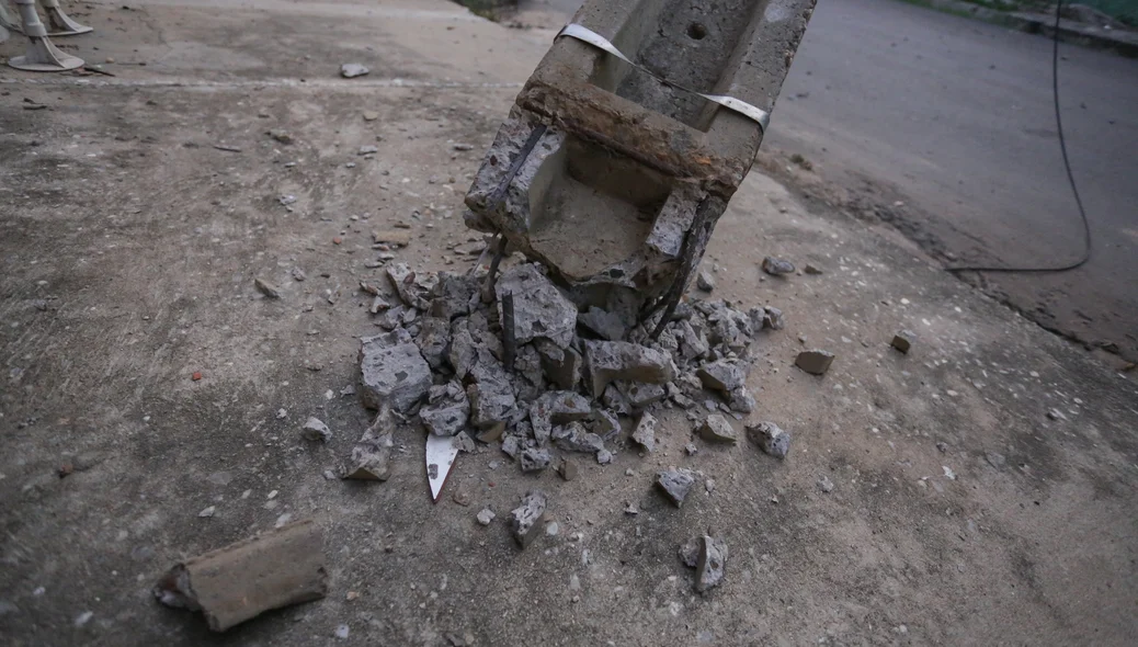 Poste destruído