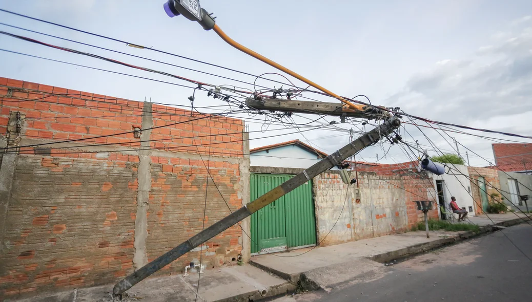 Poste ficou seguro pelos fios