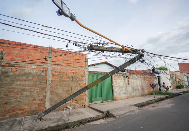Poste ficou seguro pelos fios