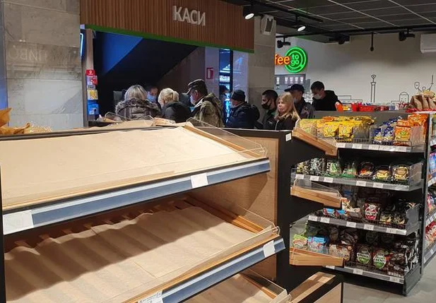 Prateleira em loja em Kiev está vazia após corrida por alimentos
