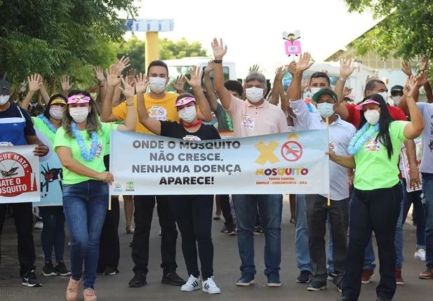 Prefeito Zé Henrique em caminhada de combate a dengue