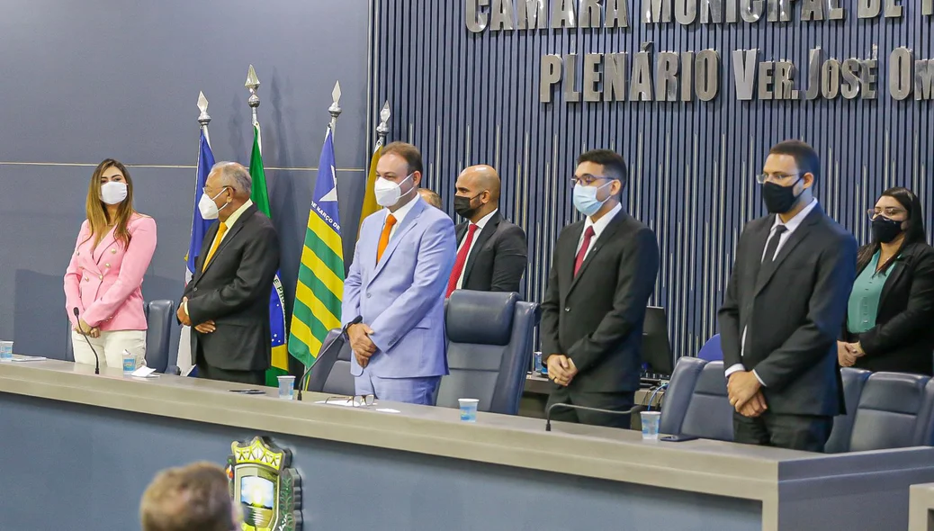 Presentes na mesa de honra