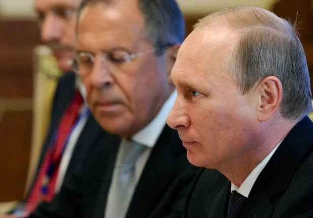 presidente da Rússia, Vladimir Putin, ao lado do ministro das Relações Exteriores, Sergei Lavrov
