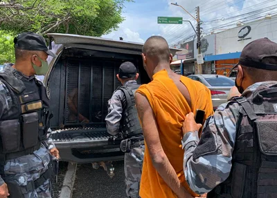 Preso sendo conduzido para a viatura