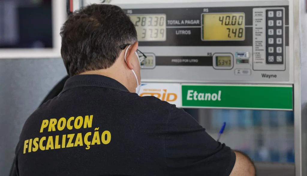 Procon durante fiscalização nos postos de Teresina
