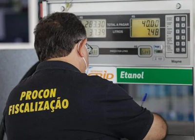 Procon durante fiscalização nos postos de Teresina