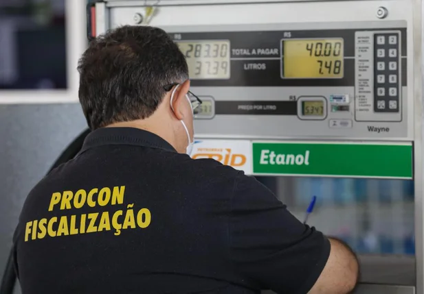 Procon durante fiscalização nos postos de Teresina