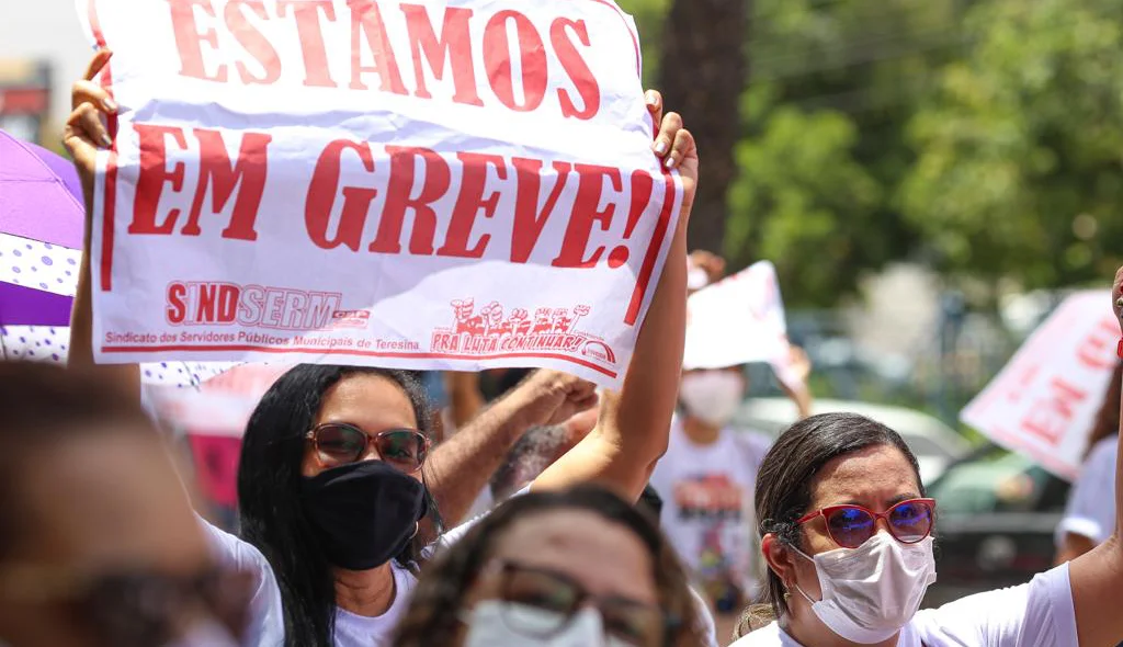 Professores cobram reajuste linear de 33,24%