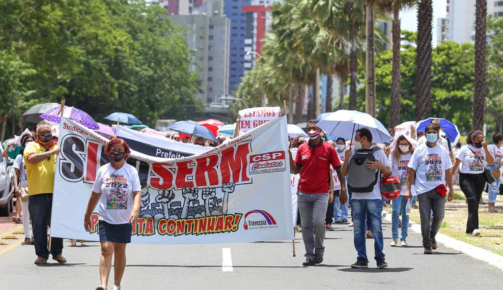 Professores em manifestação na Avenida Marechal Castelo Branco