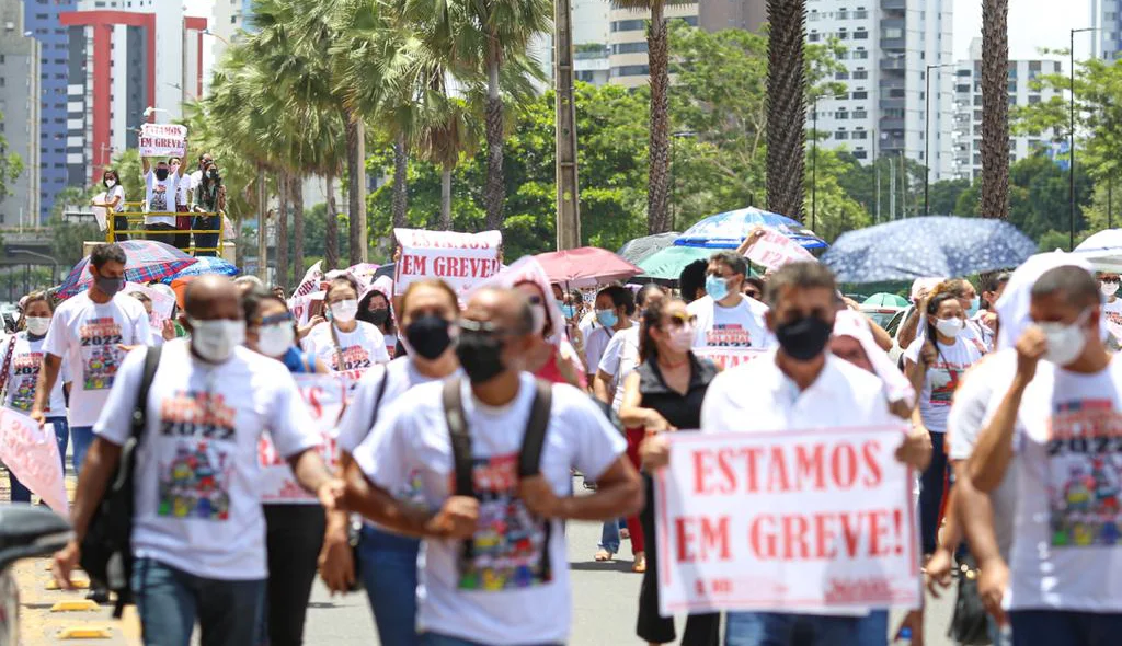 Professores saíram em manifestação na Avenida Marechal Castelo Branco em direção a Frei Serafim