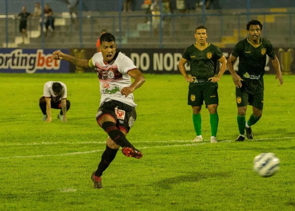 Rafinha, capitão da equipe, foi o responsável por cobrar o pênalti que poderia igualar o placar no Lindolfo Monteiro