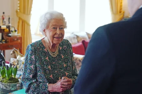 Rainha Elizabeth II testa positivo para covid-19