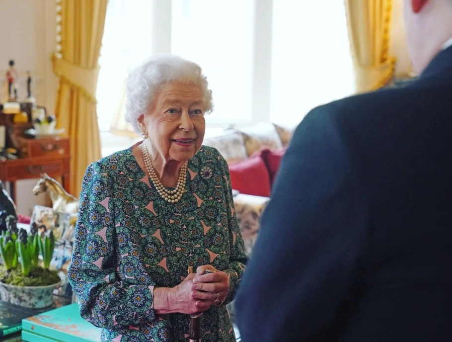 Rainha Elizabeth II testa positivo para covid-19