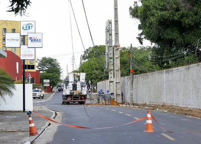 Raio atinge poste a zona Leste de Teresina