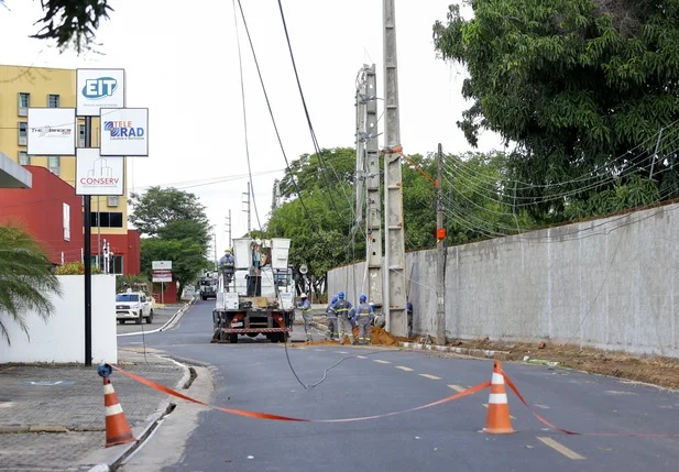 Raio atinge poste a zona Leste de Teresina