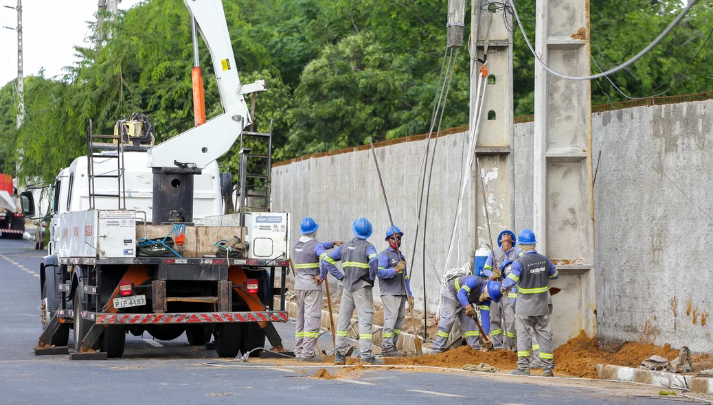 Raio atinge poste a zona Leste de Teresina
