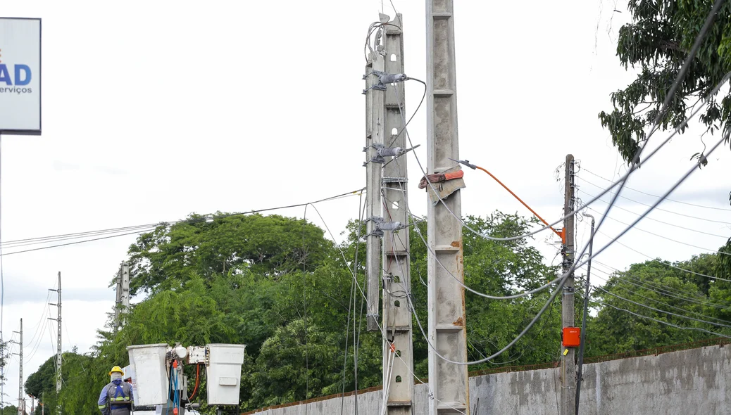 Raio destrói postes e causa transtorno na zona Leste de Teresina