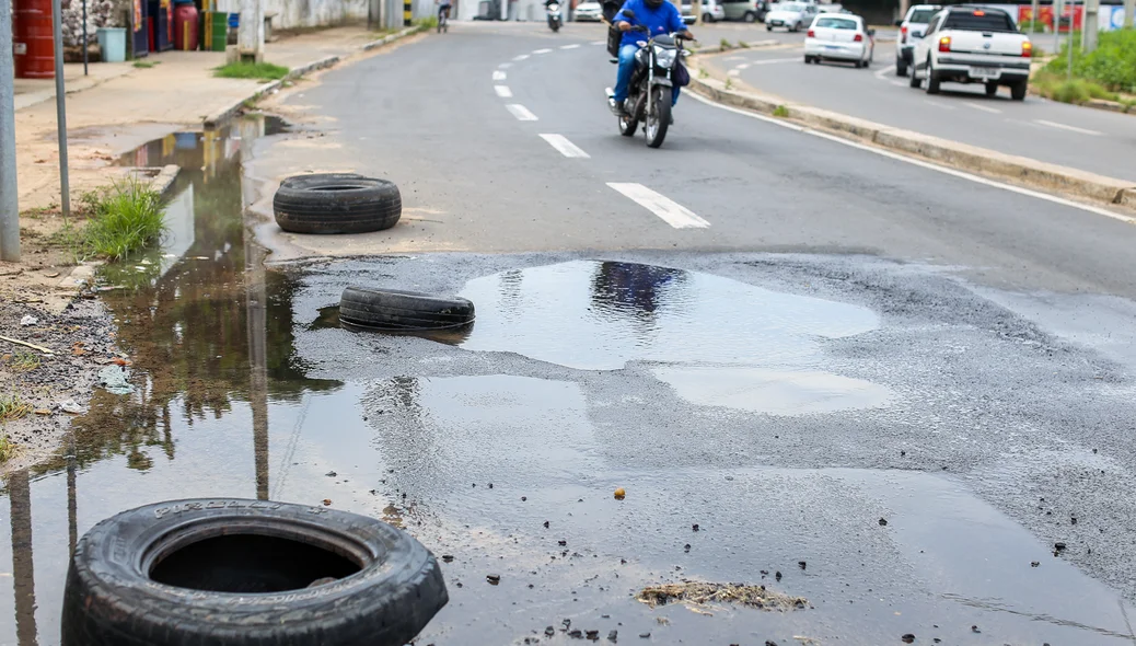 Segundo moradores, o buraco na avenida tem prejudicado o tráfego de veículos e causado transtornos